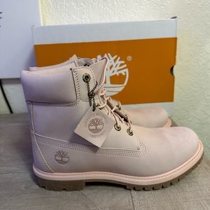BRAND NEW Timberland Women's 6"
Waterproof Boots In Light Pink- Size 10